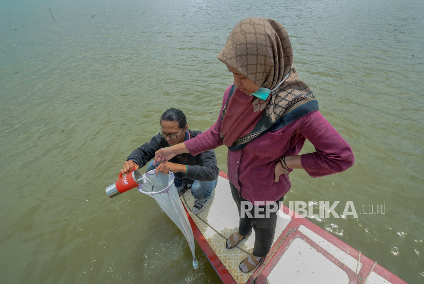 Mahasiwa Teknik Lingkungan Universitas Batanghari mengambil sampel air menggunakan plankton net di Danau Sipin, Jambi, Sabtu (18/2/2023). Pengambilan sampel air bersama Komunitas Peduli Danau Sipin di danau yang menjadi muara pembuangan air perkotaan namun masih dimanfaatkan warga untuk mencari ikan itu bertujuan menguji kandungan mikroplastik sehingga bisa memberikan rekomendasi kepada pihak terkait.  