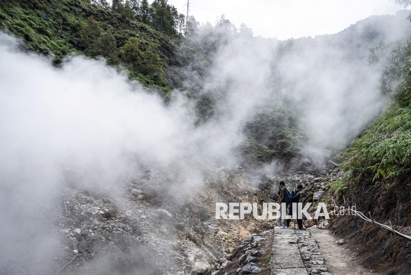 Wisatawan melintasi lokasi semburan uap belerang yang keluar dari kawah di lereng Gunung Ungaran, Bandungan, Kabupaten Semarang, Jawa Tengah, Semarang, Jawa Tengah, Selasa (25/8/2026). Kementerian ESDM telah menerbitkan izin Wilayah Kerja Panas Bumi (WKP) Gunung Ungaran kepada PT PLN (Persero) untuk dikembangkan menjadi Pembangkit Listrik Tenaga Panas Bumi (PLTP) sebagai bagian dari pengembangan energi baru dan energi terbarukan (EBT), sekaligus mendorong terobosan energi bersih untuk memperkokoh kedaulatan dan kemandirian energi nasional di tengah dinamika geopolitik global. 