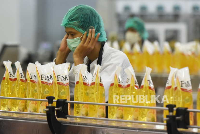 Ilustrasi pekerja mengemas minyak goreng. Malaysia pastikan tak ada penyelundupan minyak goreng bersubsidi 