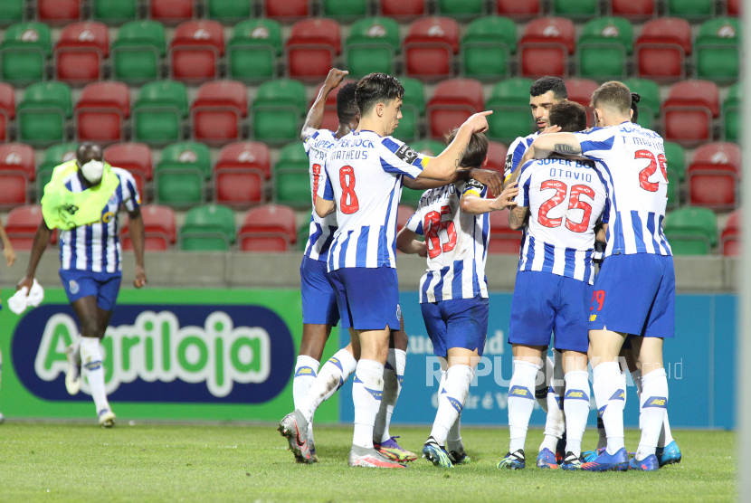  Pemain FC Porto Otavio (2R) merayakan bersama rekan-rekan setimnya setelah mencetak gol melawan Maritimo selama pertandingan sepak bola Liga Pertama Portugis yang diadakan di Stadion Maritimo di Funchal, pulau Madeira, Portugal, 22 Februari 2021.