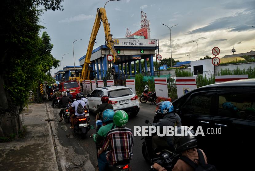 Pengendara terjebak kemacetan saat melintas di area proyek pembangunan kolam retensi di Jalan TB Simatupang, Jakarta, Selasa (5/3/2024). Kemacetan tersebut terjadi saat jam sibuk imbas dari pembangunan proyek kolam retensi yang memakan sebagian badan jalan. Adapun menurut Dinas SDA DKI Jakarta, proyek tersebut ditargetkan rampung pada bulan Februari 2024 ini. Meski demikian, hingga hari Selasa (5/3/2024) kawasan tersebut masih tampak sejumlah alat berat serta pagar pembatas area proyek.