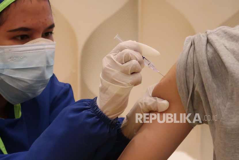 Pemerintah Kabupaten (Pemkab) Bekasi, Jawa Barat mulai melakukan persiapan pelaksanaan program vaksinasi COVID-19 bagi pelajar berusia 12-17 tahun. Vaksinasi bagi pelajar rencananya digelar secara massal di setiap sekolah. (Foto: Tenaga kesehatan menyuntikkan vaksin)