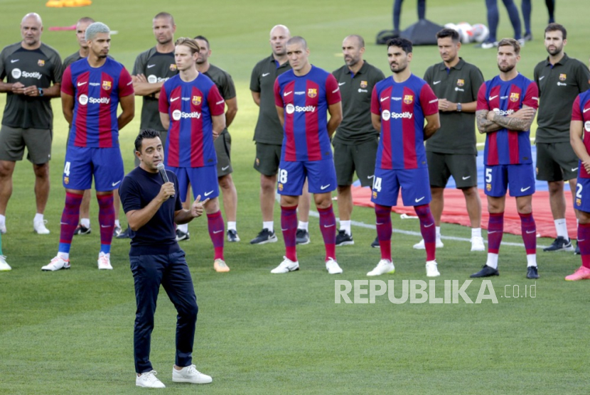 Pelatih Barcelona Xavi Hernandez memberikan arahan kepada para pemainnya. 