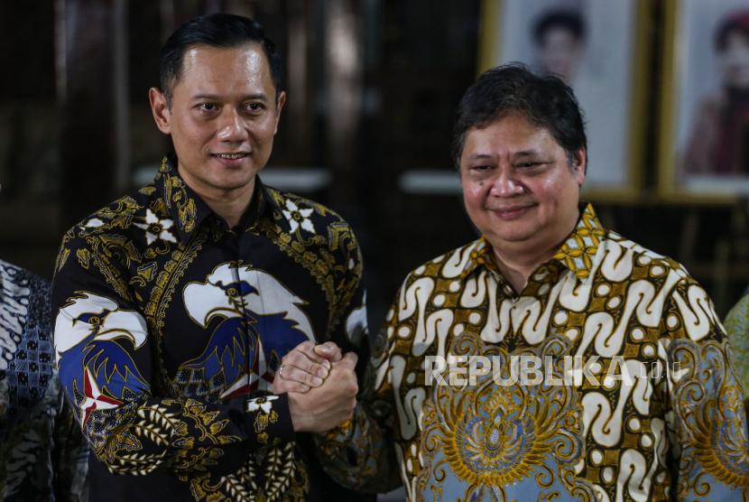 Ketua Umum Partai Golkar Airlangga Hartarto (kanan) berjabat tangan dengan Ketua Umum Partai Demokrat Agus Harimurti Yudhoyono (kiri) usai pertemuan di Puri Cikeas, Bogor, Jawa Barat, Sabtu (29/4/2023). Kunjungan tersebut dalam rangka silahturahmi dan membahas isu-isu kebangsaan terkini. ANTARA FOTO/Asprilla Dwi Adha/foc.