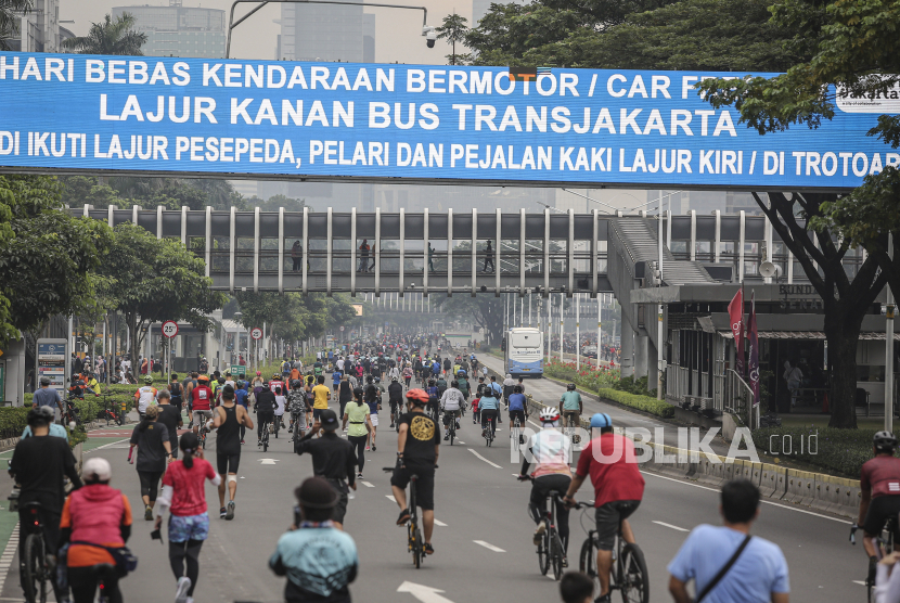 Warga berolahraga saat hari bebas kendaraan bermotor (HBKB) atau car free day (CFD) di Jalan Jenderal Sudirman, Jakarta, Ahad (22/5/2022). Pemprov DKI meniadakan HBKB pada Ahad, 23 April dan 30 April 2023.