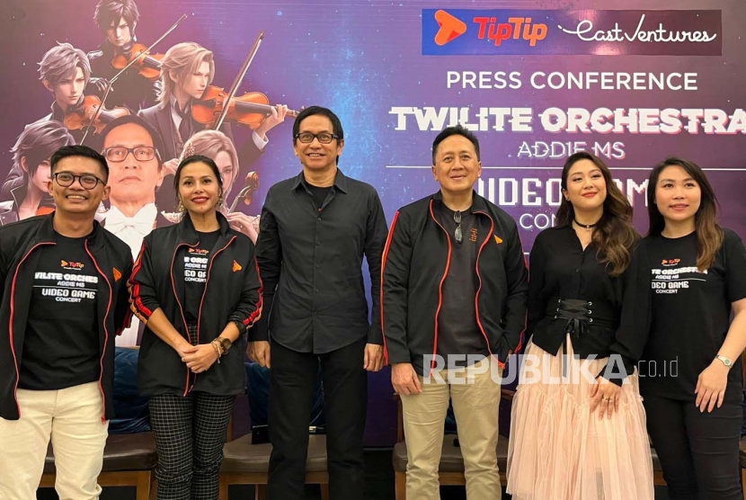 Komposer dan konduktor Twilite Orchestra, Addie MS, Triawan Munaf, musisi Sherina Munaf, dan tim kreatif konser Video Game Concert dalam jumpa pers di Jakarta Selatan, Jumat (22/3/204). 