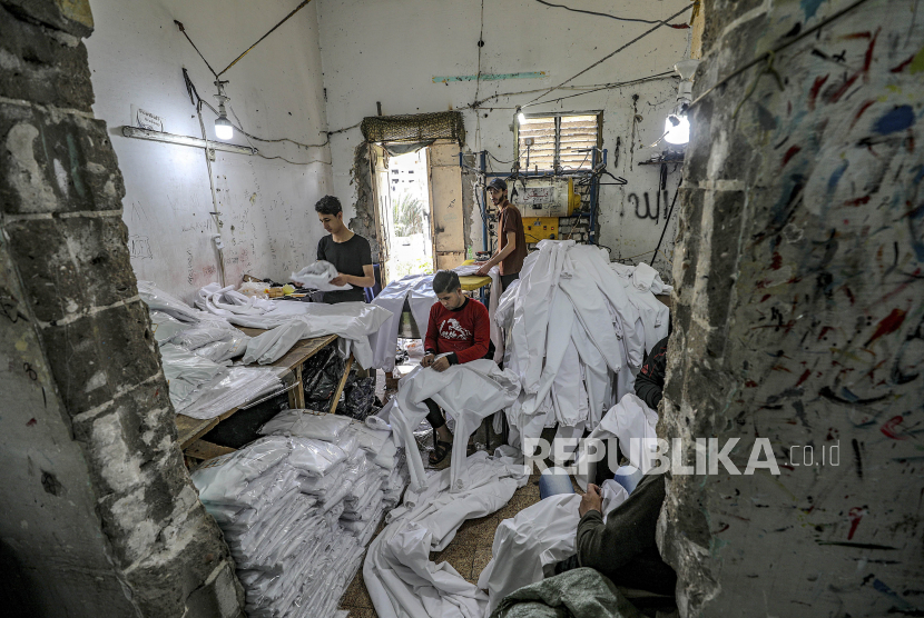 Warga Palestina memproduksi pakaian pelindung di sebuah pabrik jahit kecil di Kota Gaza,  Senin (30/3). Palestina mencatat 268 kasus positif Covid-19 pada Sabtu (11/4) pagi. 