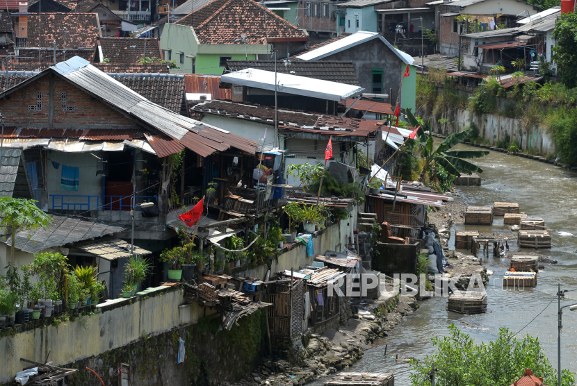 Permukiman padat penduduk di sekitar Sungai Code, Yogyakarta, Kamis (19/1/2023). Puluhan warga Yogyakarta adukan nama mereka dicoret dari daftar kemiskinan ke DPRD.
