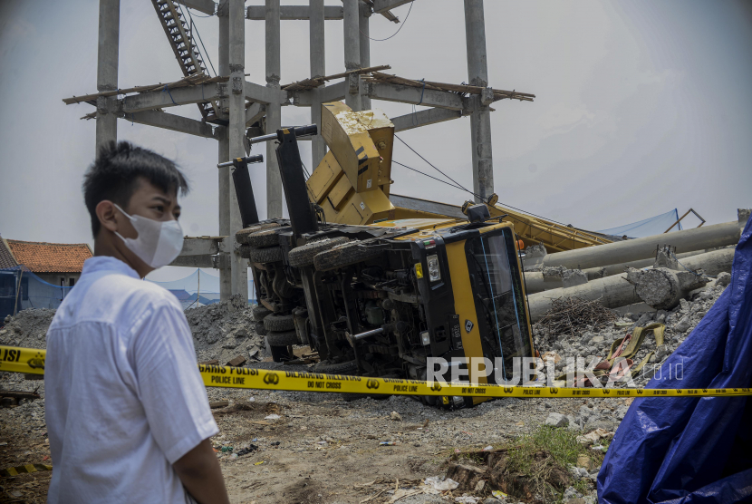 Crane yang ditugaskan membongkar menara air PDAM Tirta Asasta malah roboh menimpa rumah warga di Jalan Mawar Raya, Kecamatan Pancoran Mas, Kota Depok, Jawa Barat, Jumat (15/10). 