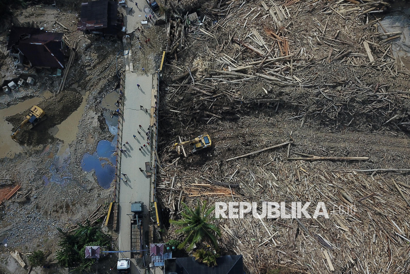 Kemendiktisaintek Bebaskan UKT Hingga 2 Semester untuk Mahasiswa Terdampak Banjir Sumatera