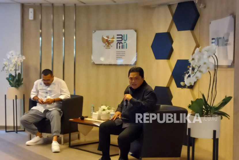Menteri BUMN Erick Thohir (kanan) dan Staf Khusus Menteri BUMN Arya Sinulingga (kiri) saat ramah tamah dengan media di kantor Kementerian BUMN, Jakarta, Rabu (3/5/2023).