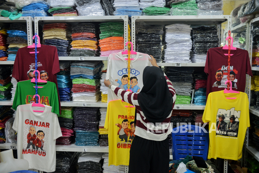 Pedagang merapikan kaos kampanye pasangan capres dan cawapres 2024 bernuansa kartun di salah satu toko pakaian di Blok M Square, Jakarta, Senin (8/1/2024). 