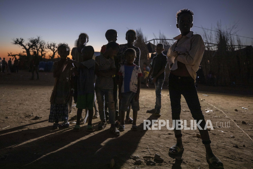  Anak-anak Tigrayan yang melarikan diri dari konflik di wilayah Tigray Ethiopia berdiri untuk berfoto di dekat tempat penampungan sementara di kamp pengungsi Umm Rakouba di Qadarif, Sudan timur, Senin, 7 Desember 2020.