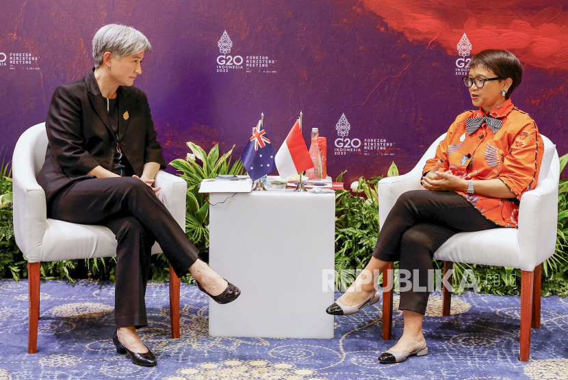 Menlu RI Retno Marsudi (kanan) dan Menlu Australia Penny Wong (kiri) melakukan pertemuan bilateral jelang Pertemuan Menlu G20 di Nusa Dua, Bali, Indonesia, 07 Juli 2022. Bali menjadi tuan rumah Pertemuan Menlu G20 selama dua hari pada 07-08 Juli 2022.