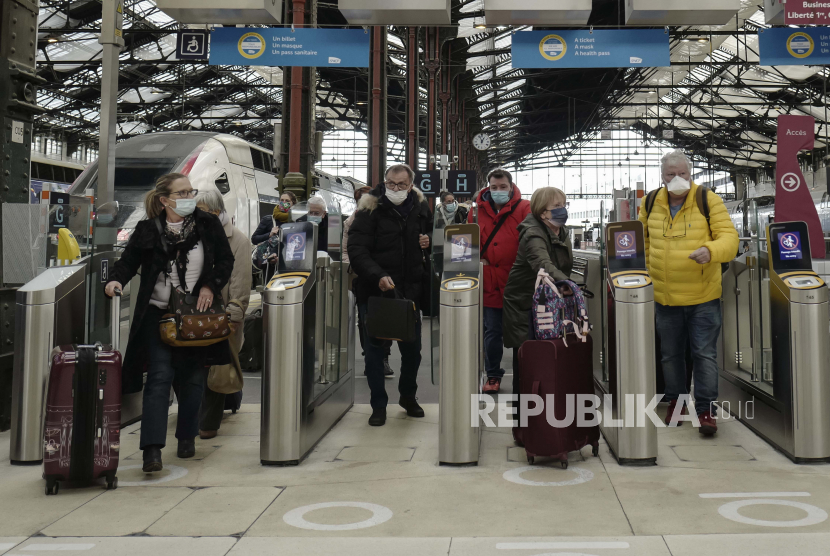 Ilmuwan Ingatkan Pandemi Selanjutnya Bisa Lebih Buruk. Orang-orang yang memakai masker wajah untuk melindungi diri dari virus corona tiba di stasiun kereta Gare de Lyon di Paris, Senin 29 November 2021. 