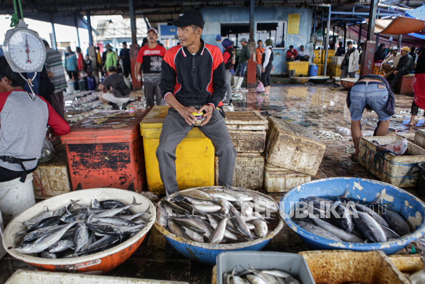 Pedagang ikan menunggu pembeli di Cituis, Pakuhaji, Kabupaten Tangerang, Banten, Selasa (27/12/2022). Kementerian Kelautan dan Perikanan mencatat sepanjang 2022, sektor kelautan dan perikanan mendapatkan peningkatan penerimaan negara bukan pajak (PNBP) yang nilai sementaranya mencapai Rp1,79 triliun.