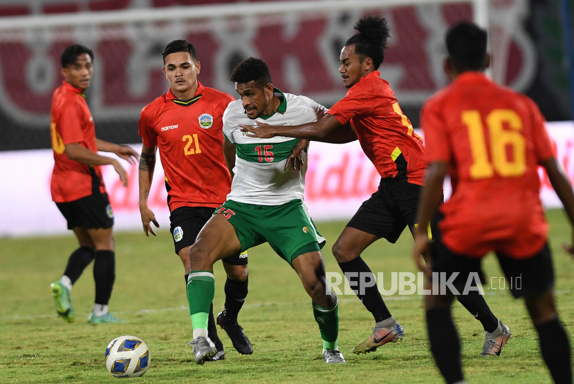 Pemain Timnas Indonesia Ricky Kambuaya (tengah) dihadang pemain Timnas Timor Leste Zenivio Morientes (kedua kanan) dalam pertandingan sepak bola Leg 2 FIFA Matchday di Stadion I Wayan Dipta, Gianyar Bali, Minggu (30/1/2022). Indonesia berhasil memenangkan pertandingan dengan skor 3-0. 