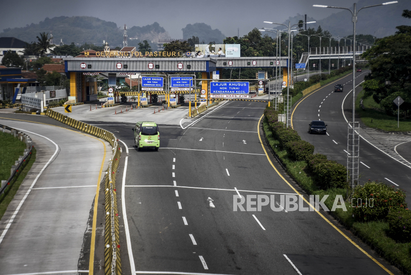 Kendaraan memasuki gerbang Tol Pasteur 1, Kota Cimahi, Ahad (3/5). Satuan Lalu Lintas (Satlantas) Polrestabes Bandung mencatat volume kendaraan yang masuk ke Kota Bandung mengalami peningkatan pasca diberlakukannya fase adaptasi kebiasaan baru (AKB). 