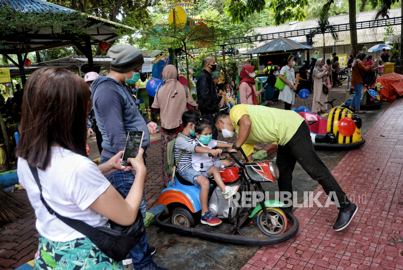 Wahana permainan anak di Taman Margasatwa Ragunan, Jakarta, Ahad (6/2/2022). Ketika anak terpisah dari orang tua di tempat umum, jangan cuma teriakkan namanya. Sebut juga deskripsi spesifik anak Anda.