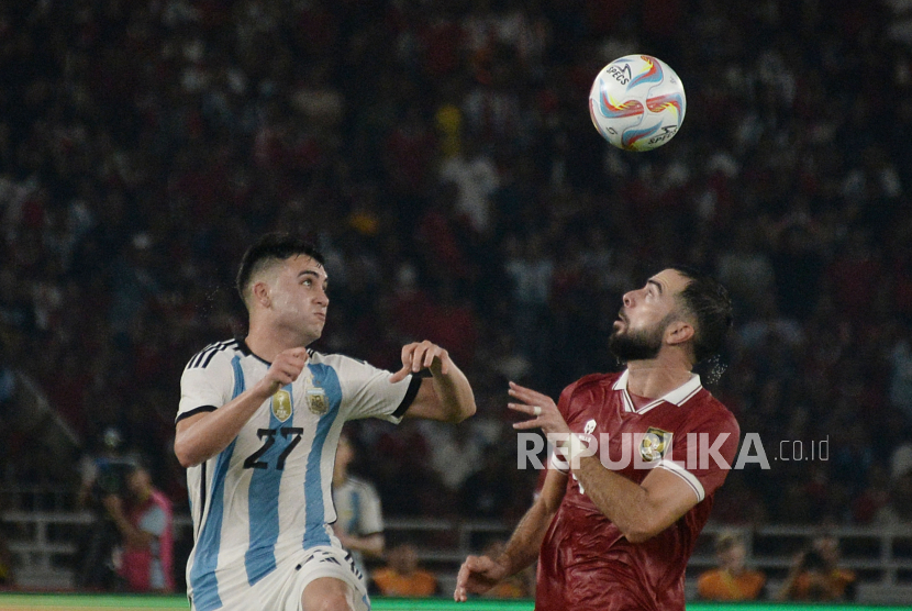 Pemain timnas Indonesia Jordi Amat (kanan) berebut bola dengan pemain Argentina Facundo Buonanotte dalam laga FIFA Matchday di Stadion Gelora Bung Karno, Senayan, Jakarta, Senin (19/6/2023). Pada pertandingan itu Indonesia kalah dengan skor 0-2.