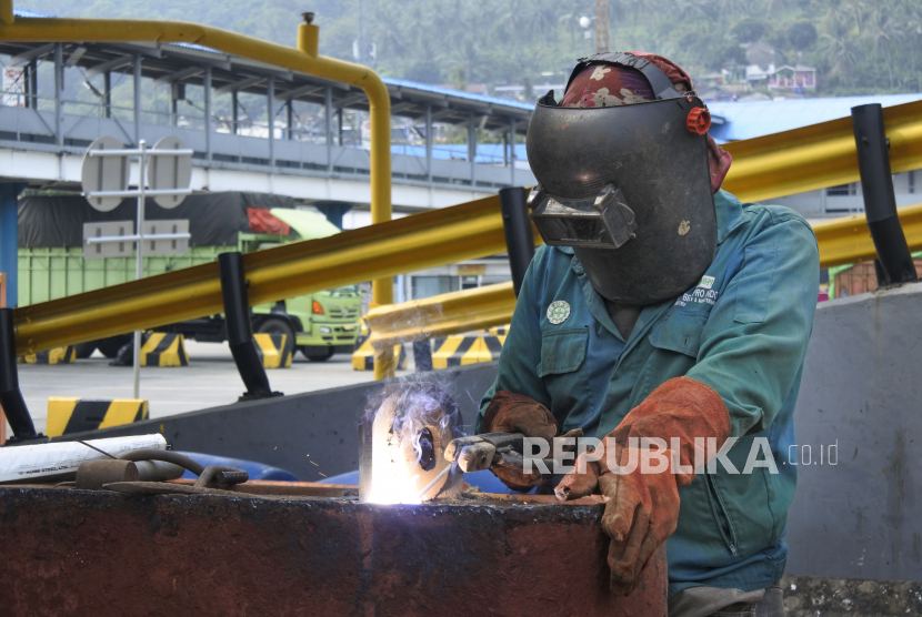 VP Commercial Banking 6 Group Sektor Transportasi Bank Mandiri Ferdianto Munir mengatakan jasa transportasi air termasuk dalam sektor yang terkena dampak Covid-19. 