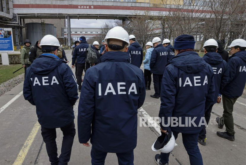 Gambar yang diambil selama kunjungan ke Enerhodar yang diselenggarakan oleh militer Rusia menunjukkan tim Badan Energi Atom Internasional (IAEA) sedang memeriksa Pembangkit Listrik Tenaga Nuklir Zaporizhzhia (ZNPP) di Enerhodar, Ukraina tenggara, Rabu (29/3/2023).