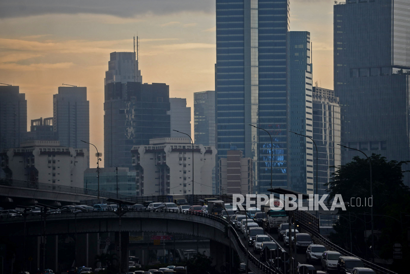 Kendaraan melintasi Jalan Tol Dalam Kota di Jalan Gatot Subroto di Jakarta, Kamis (6/1/2022). DKI Jakarta berstatus Pemberlakuan Pembatasan Kegiatan Masyarakat (PPKM) level 2 sejak 4 hingga 17 Januari 2022. 