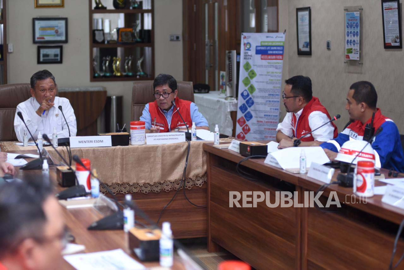 Menteri ESDM Arifin Tasrif dan Direktur Logistik dan Infrastruktur Pertamina Alfian Nasution meninjau kesiapan pasokan BBM dan LPG di Surabaya, Kamis (4/4/2024). 