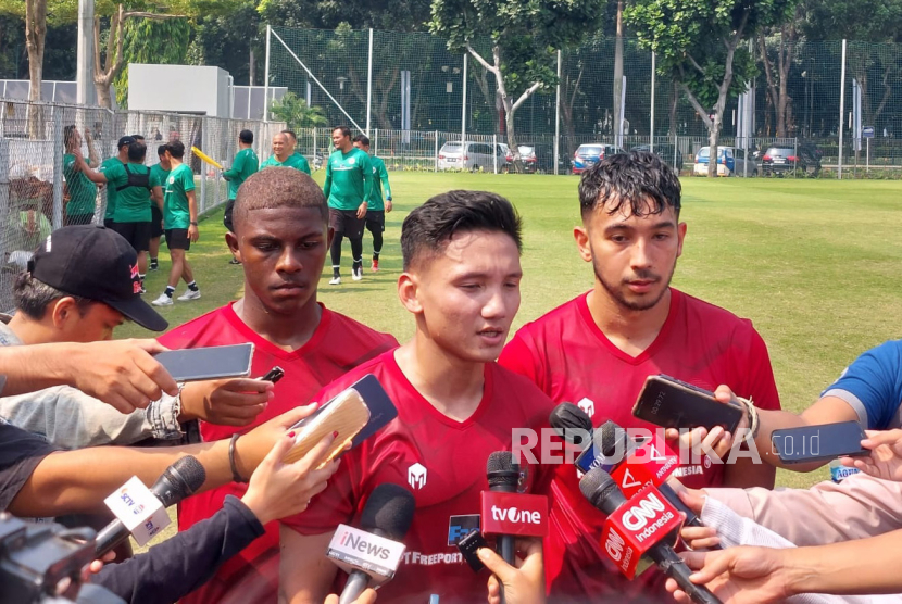 Pemain timnas Indonesia U-24 Hugo Samir, Syahrian Abimanyu, dan George Brown (kiri-kanan) saat latihan di Lapangan A Gelora Bung Karno, Jakarta, Jumat (15/9/2023).
