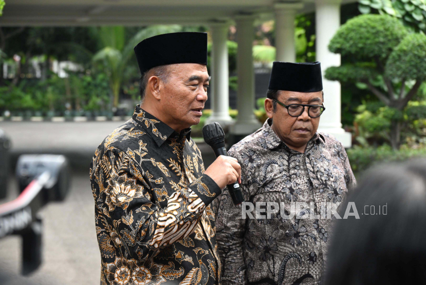 Menko PMK, Muhadjir Effendi didampingi Jubir Wakil Presiden, Masduki Baidlowi usai pertemuan dengan Wapres KH Maruf Amin, di Istana Wapres di Jakarta, Rabu (17/4/2024)