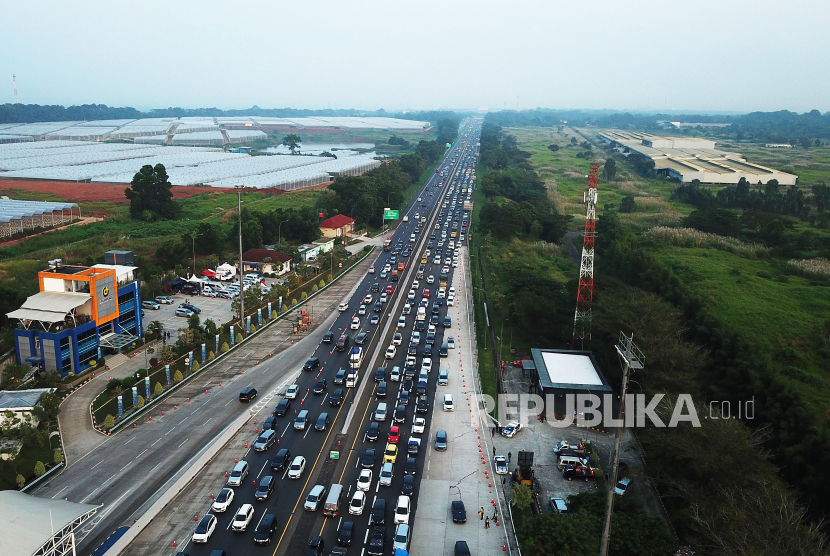 Ribuan kendaraan antre di Gerbang Tol (GT) Cikampek Utama, Karawang, Jawa Barat, Rabu (19/4/2023) pagi. 