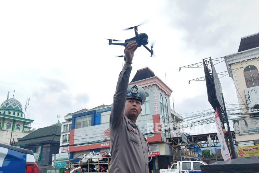 Uji coba penggunaan drone untuk mendukung penerapan ETLE mobile dilaksanakan di Simpang Pegadaian, Jalan Diponegoro Ungaran, Kabupaten Semarang, Jumat (27/1) pagi.
