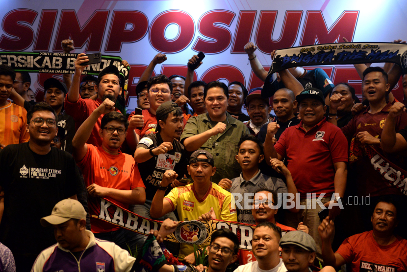 Ketua Umum PSSI Erick Thohir berfoto peserta simposium suporter sepakbola nasional 2023 di Jakarta, Ahad (1/10/2023). 