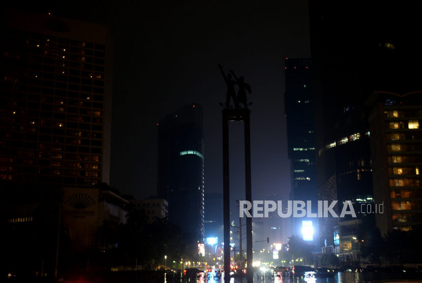 Lampu patung Selamat Datang dimatikan saat berlangsung Earth Hour  di Kawasan Bundaran HI, Jakarta, Sabtu (27/3). Kegiatan Earth Hour  tersebut dilakukan dalam bentuk pemadaman lampu selama satu jam sebagai usaha meningkatkan kesadaran akan perlunya langkah serius menghadapi perubahan iklim. Prayogi/Republika.
