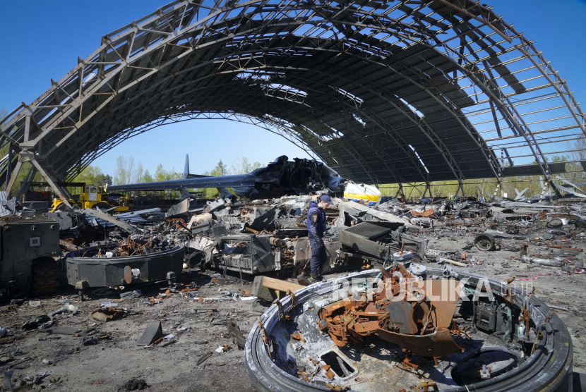 Seorang pencari ranjau Ukraina mencari bahan peledak yang tidak meledak di Antonov An-225, pesawat kargo terbesar di dunia selama pertempuran antara pasukan Rusia dan Ukraina. Rusia sebut Ukraina dapat meningkatkan ketegangan dengan menggunakan 