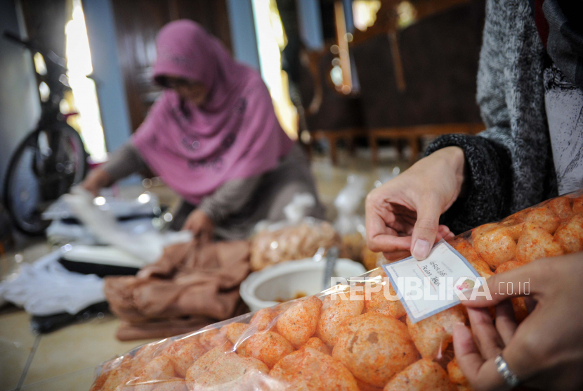 Seorang ibu pelaku usaha makanan (ilustrasi). Pemerintah Provinsi Sulawesi Tengah berkomitmen untuk mengoptimalkan pemberdayaan terhadap para ibu.