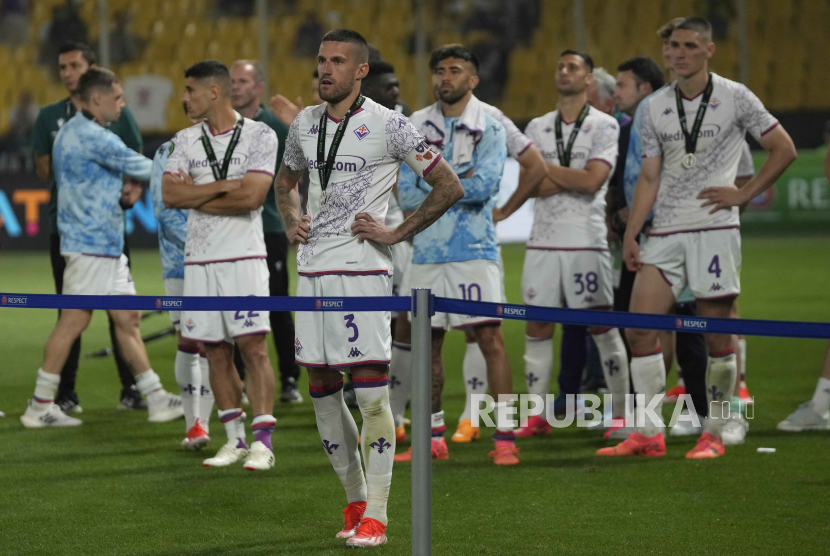 Ekspresi kekecewaan para pemain Fiorentina setelah kembali kalah pada final Liga Konferensi Europa,