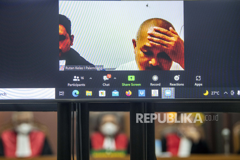 Layar menampilkan terdakwa kasus korupsi pembangunan Masjid Sriwijaya dan pembelian gas bumi Perusahaan Daerah Pertambangan dan Energi (PDPDE) yang juga mantan Gubernur Sumatera Selatan periode 2008-2018 Alex Noerdin saat menjalani sidang putusan secara hibrid di Pengadilan Tipikor Palembang, Sumatera Selatan, Rabu (15/6/2022). Majelis Hakim menjatuhkan hukuman kepada Alex Noerdin selama 12 tahun penjara dengan denda Rp1 Miliar subsider 6 bulan kurungan penjara. 