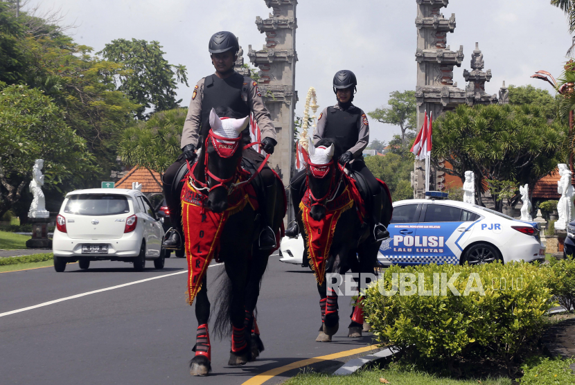 Polisi berpatroli di jalan menjelang KTT G20 di Nusa Dua, Bali, Indonesia, Ahad, 13 November 2022. Indonesia bersiap menjadi tuan rumah pertemuan para pemimpin ekonomi terbesar dunia minggu ini.