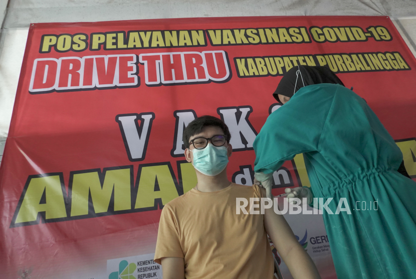 Tenaga kesehatan menyuntikan vaksin COVID-19 kepada warga di kompleks Pendopo Kabupaten Purbalingga, Jawa Tengah. 