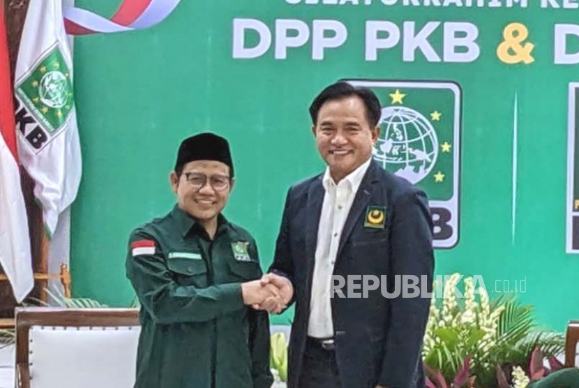 Pertemuan antara Ketua Umum Partai Kebangkitan Bangsa (PKB), Abdul Muhaimin Iskandar dengan Ketua Umum Partai Bulan Bintang (PBB), Yusril Ihza Mahendra di Kantor DPP PKB, Jakarta, Kamis (16/3). Dalam kesempatan itu, Muhaimin juga merespons isu duet pasangan Prabowo-Ganjar. 
