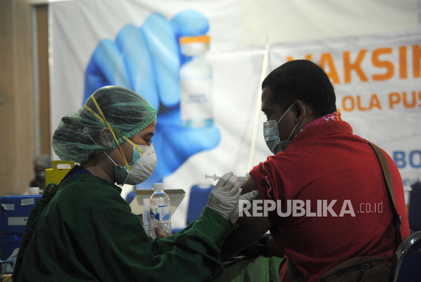 Petugas kesehatan menyuntikkan vaksin Covid-19 kepada warga saat vaksinasi massal di Boxies123 Mall, Kota Bogor, Jawa Barat, Selasa (22/6/2021). Vaksinasi massal yang diadakan Dinas Kesehatan Kota Bogor untuk masyarakat umum Kota Bogor yang dilaksanakan serentak di tiga lokasi tersebut memiliki target sebanyak 5.000 warga yang berusia 18 tahun ke atas. 