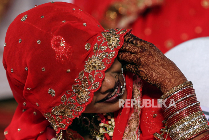 Ketika Hukum Menikah Menjadi Makruh. Pengantin wanita muslim mengenakan pakaian pengantin tradisional pada acara nikah massal di Mumbai India.