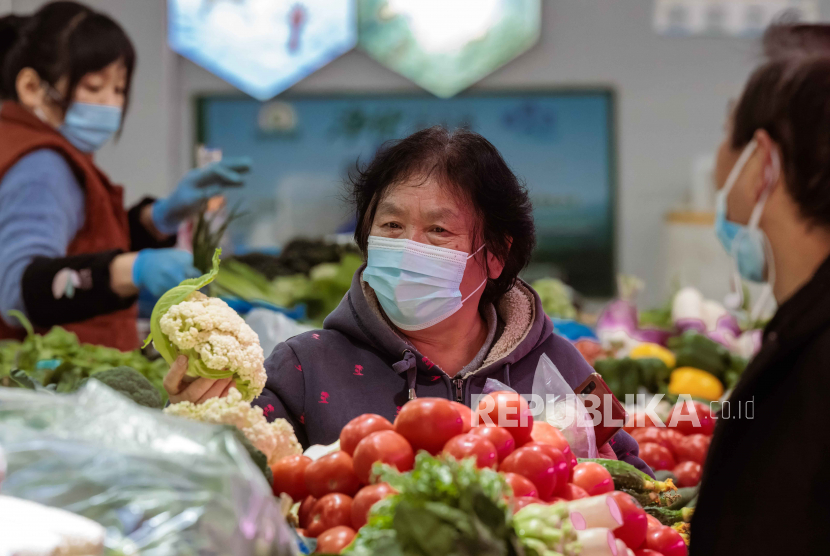  Seorang perempuan membeli sayuran di pasar basah di Shanghai, China, 11 Januari 2023 (diterbitkan pada 12 Januari 2023). Tingkat inflasi tahunan Tiongkok naik menjadi 1,8 persen pada Desember 2022 dibandingkan bulan sebelumnya. Pada November 2022, tingkat inflasi tahunan berada pada level terendah delapan bulan sebesar 1,6 persen, sementara Indeks Harga Konsumen (IHK) Tiongkok berada pada 0 persen dibandingkan bulan sebelumnya, Biro Statistik Nasional melaporkan.