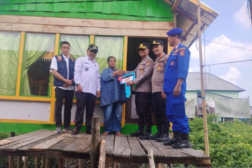 Polres Banyuasin jalankan program bedah rumah warga.