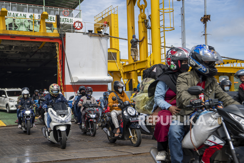 Pemudik bersepeda motor antre keluar kapal saat tiba di Pelabuhan Bakauheni, Lampung Selatan, Lampung, Kamis (29/4/2022). Pada puncak arus mudik lebaran 2022, ribuan pemudik motor memadati pelabuhan Bakauheni Lampung. 