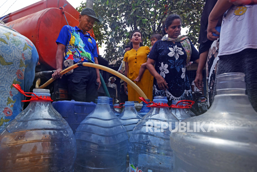 Petugas Badan Penanggulangan Bencana Daerah (BPBD) Kota Serang membagikan air bersih kepada warga di Kampung Kilasah, Serang, Banten, Senin (9/10/2023). Untuk membantu warga terdampak kekeringan di 101 Desa yang tersebar di 22 Kecamatan Pemda setempat menyalurkan 15 ribu liter air bersih setiap harinya.