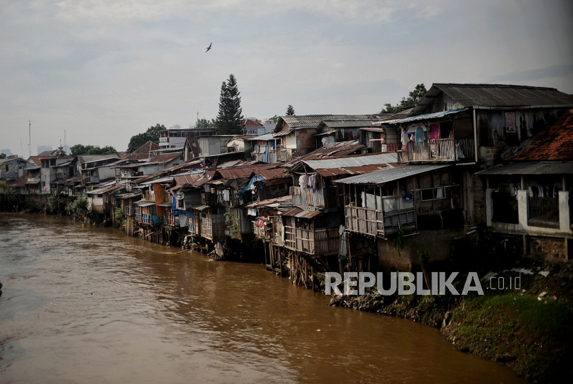 Suasana kawasan permukiman padat di bantaran kali Ciliwung, Jakarta, Kamis (14/9/2022). Bank Dunia mengungkapkan Indonesia dapat mencapai kemiskinan ekstrem nol persen sebelum 2024.