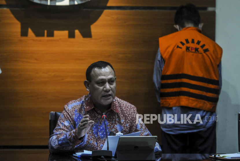 Ketua KPK Firli Bahuri (kiri) memberikan keterangan saat konferensi pers di Gedung KPK, Jakarta Jumat (12/6). KPK menetapkan Budi Santoso dan Irzal Rinaldi Zailani sebagai tersangka terkait kasus dugaan korupsi penjualan dan pemasaran di PTDI tahun 2007-2017, yang mengakibatkan kerugian negara mencapai Rp 205,3 miliar dan US$ 8,65 juta