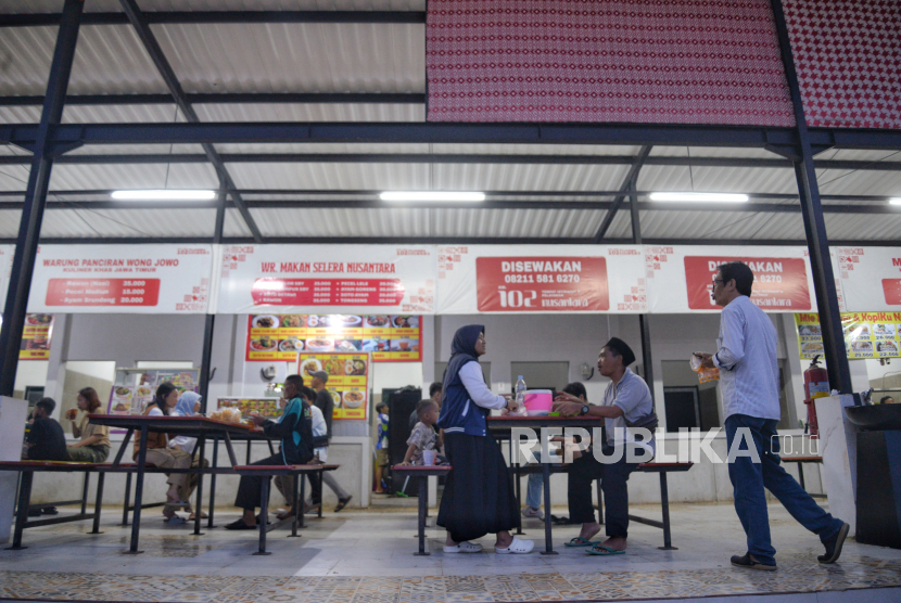 Pemudik istirahat di rest area KM 102 Cipali, Subang, Jawa Barat, Sabtu (6/4/2024). 